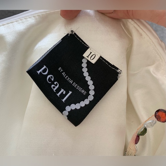 Beautiful white and floral detail gown. - Picture 9 of 9